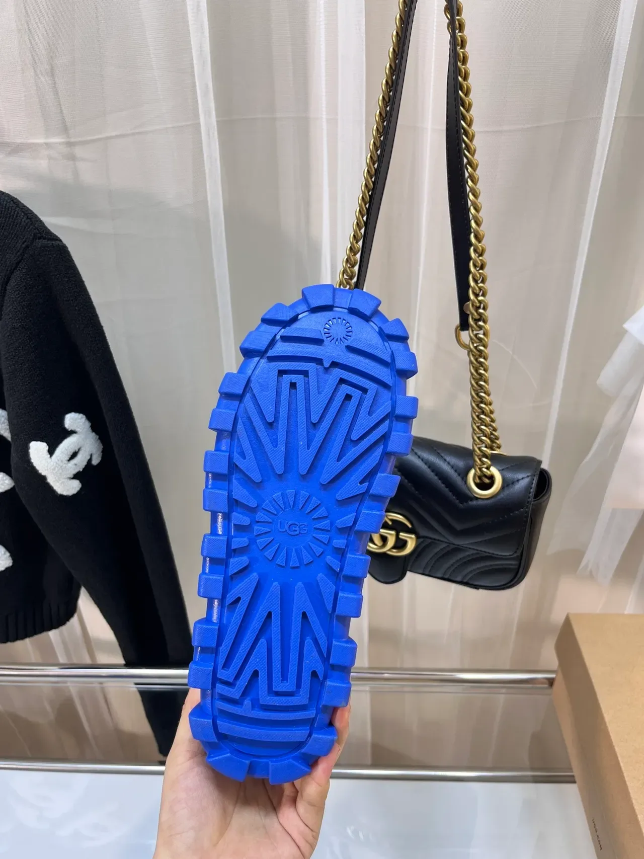 UGG नीला सफेद ग्लॉसी पैटेंट रबर चंकी लुग सोल स्नो बूट 7