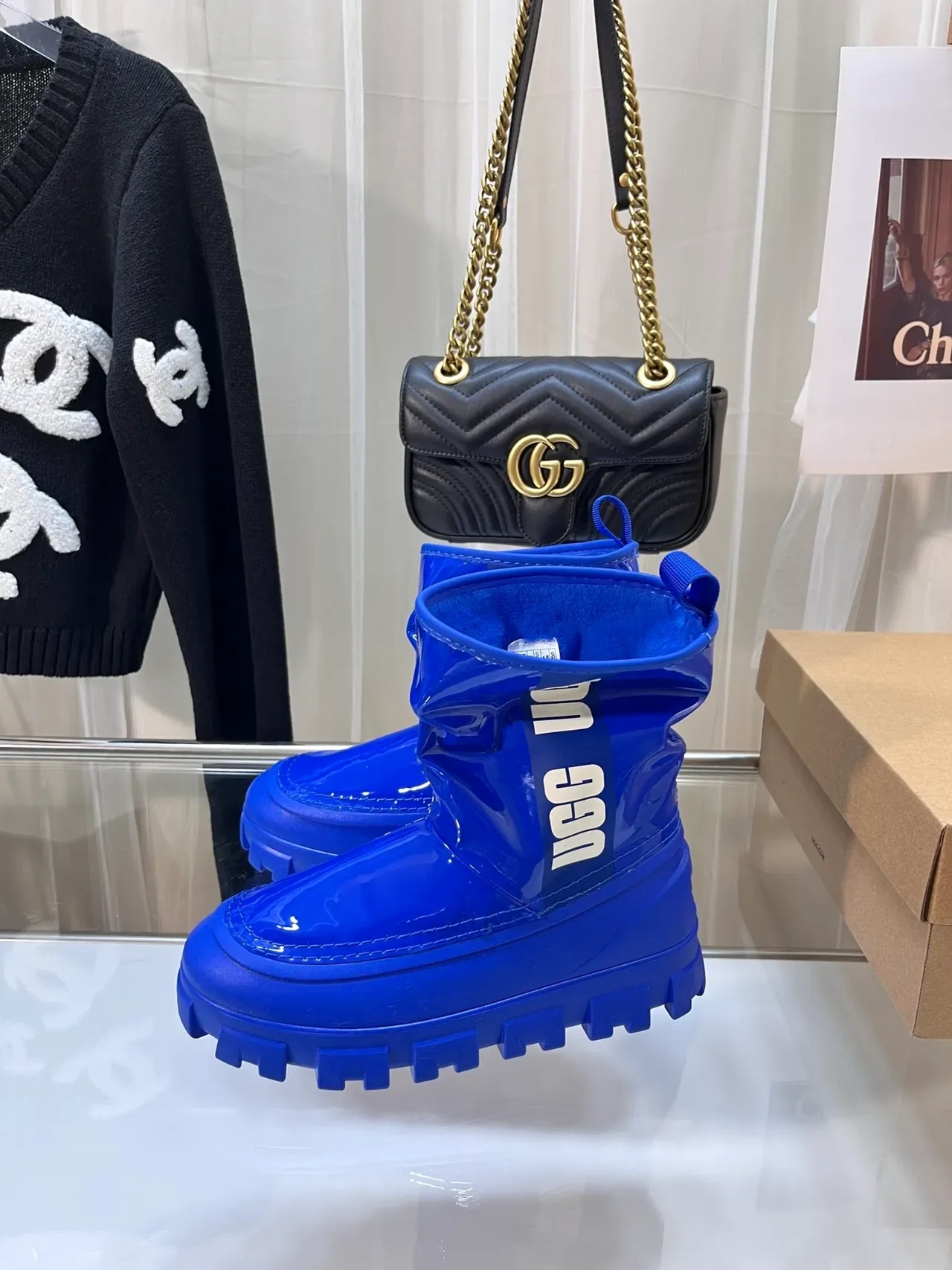UGG नीला सफेद ग्लॉसी पैटेंट रबर चंकी लुग सोल स्नो बूट 8