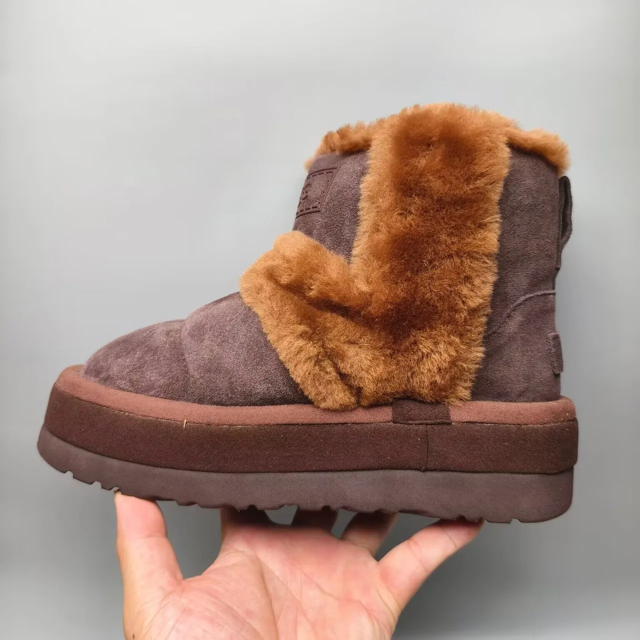 UGG भूरा बेज शियरलिंग-लाइन्ड प्लेटफॉर्म सोल स्नो बूट्स 5