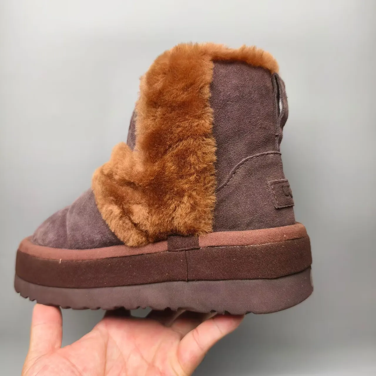 UGG भूरा बेज शियरलिंग-लाइन्ड प्लेटफॉर्म सोल स्नो बूट्स 7