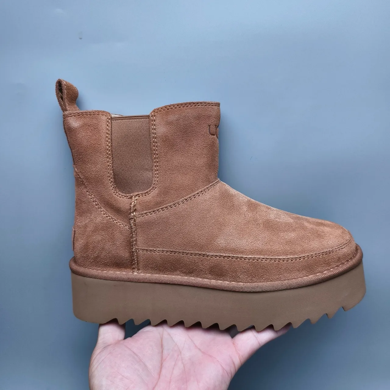 UGG Botas Chelsea de Ante Marrón con Elásticos Laterales 2