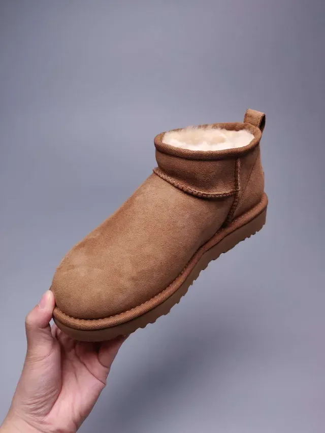 UGG كلاسيك ميني بوتات ثلج بني كستناء سويد 2
