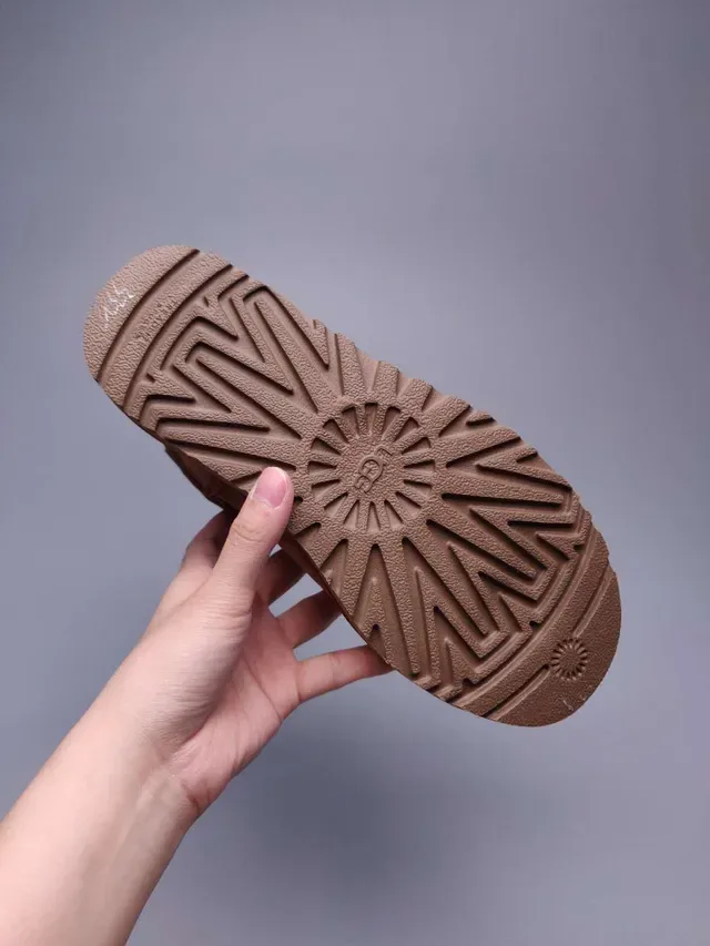 UGG كلاسيك ميني بوتات ثلج بني كستناء سويد 3