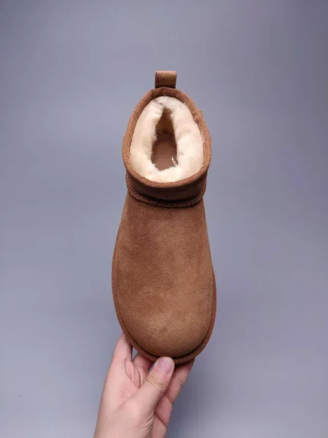 UGG كلاسيك ميني بوتات ثلج بني كستناء سويد 4