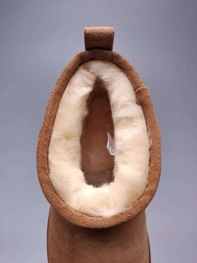 UGG كلاسيك ميني بوتات ثلج بني كستناء سويد 5