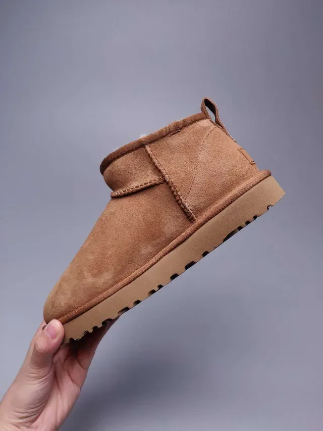 UGG كلاسيك ميني بوتات ثلج بني كستناء سويد 6