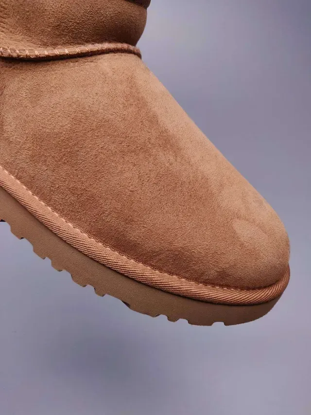 UGG كلاسيك ميني بوتات ثلج بني كستناء سويد 7
