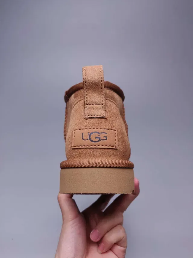 UGG كلاسيك ميني بوتات ثلج بني كستناء سويد 8