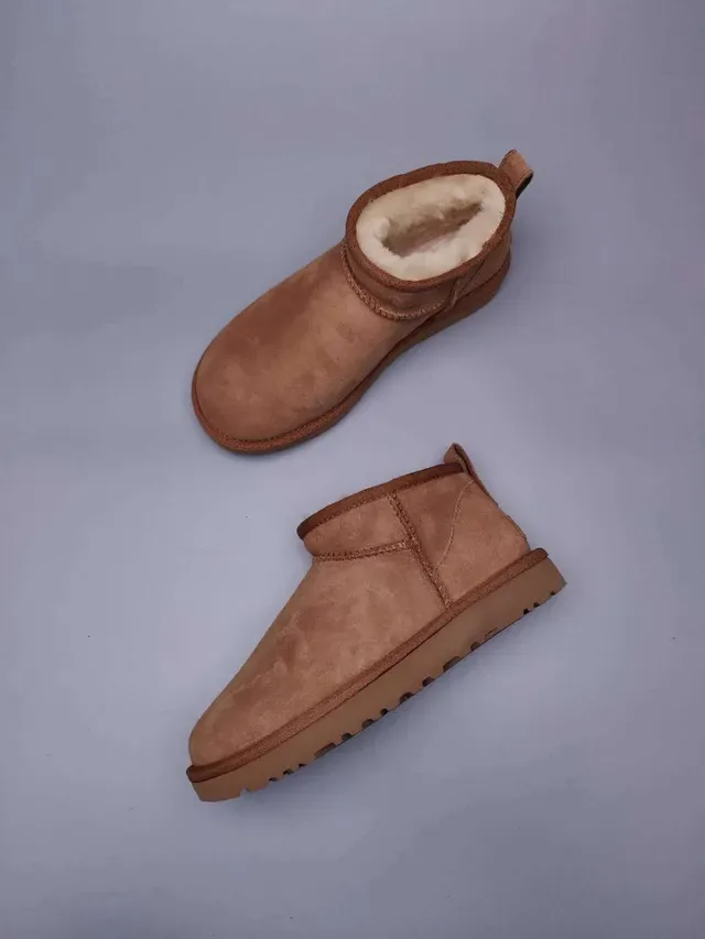 UGG كلاسيك ميني بوتات ثلج بني كستناء سويد 9