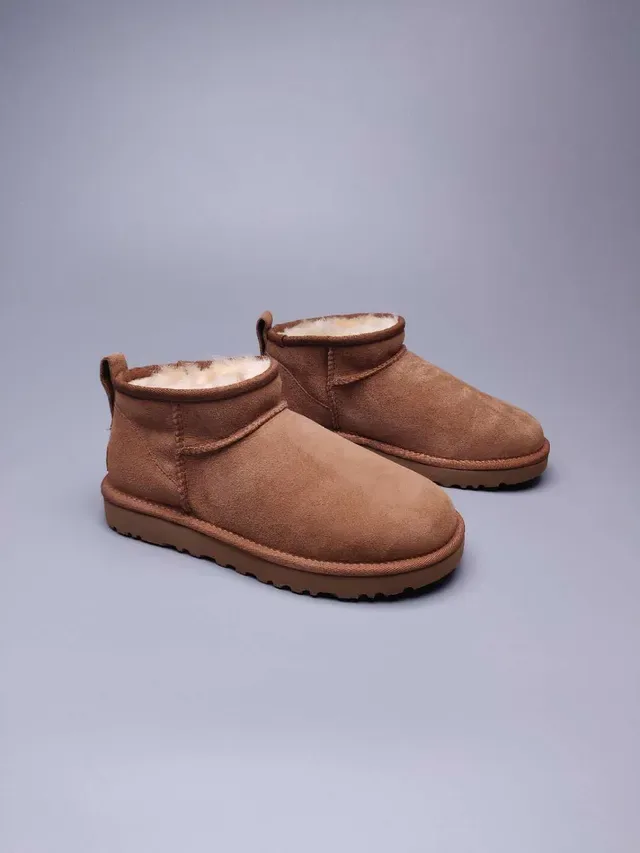 UGG كلاسيك ميني بوتات ثلج بني كستناء سويد 10