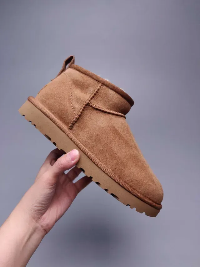 UGG كلاسيك ميني بوتات ثلج بني كستناء سويد 11