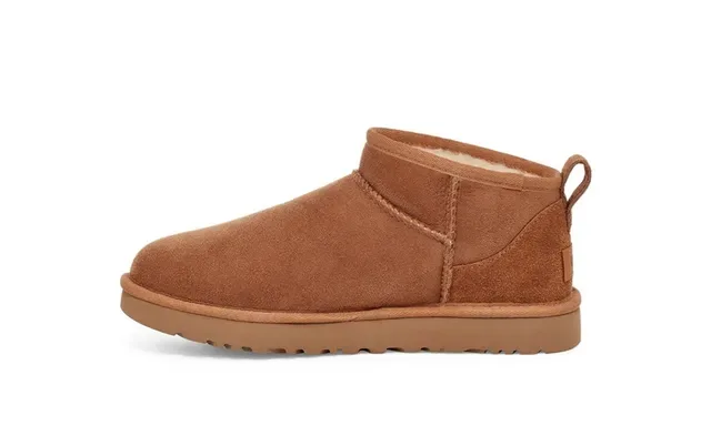 UGG كلاسيك ميني بوتات ثلج بني كستناء سويد 12