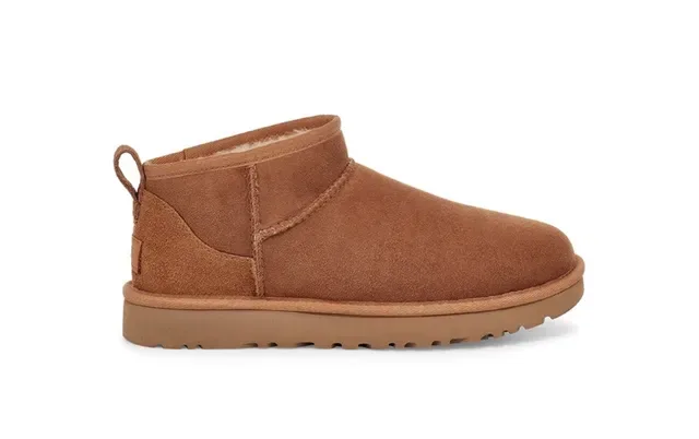 UGG كلاسيك ميني بوتات ثلج بني كستناء سويد 13