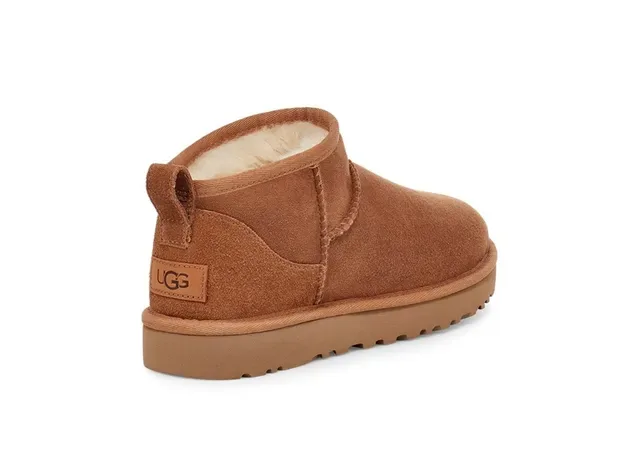 UGG كلاسيك ميني بوتات ثلج بني كستناء سويد 16
