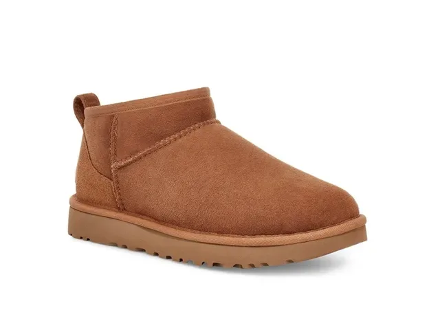 UGG كلاسيك ميني بوتات ثلج بني كستناء سويد 17
