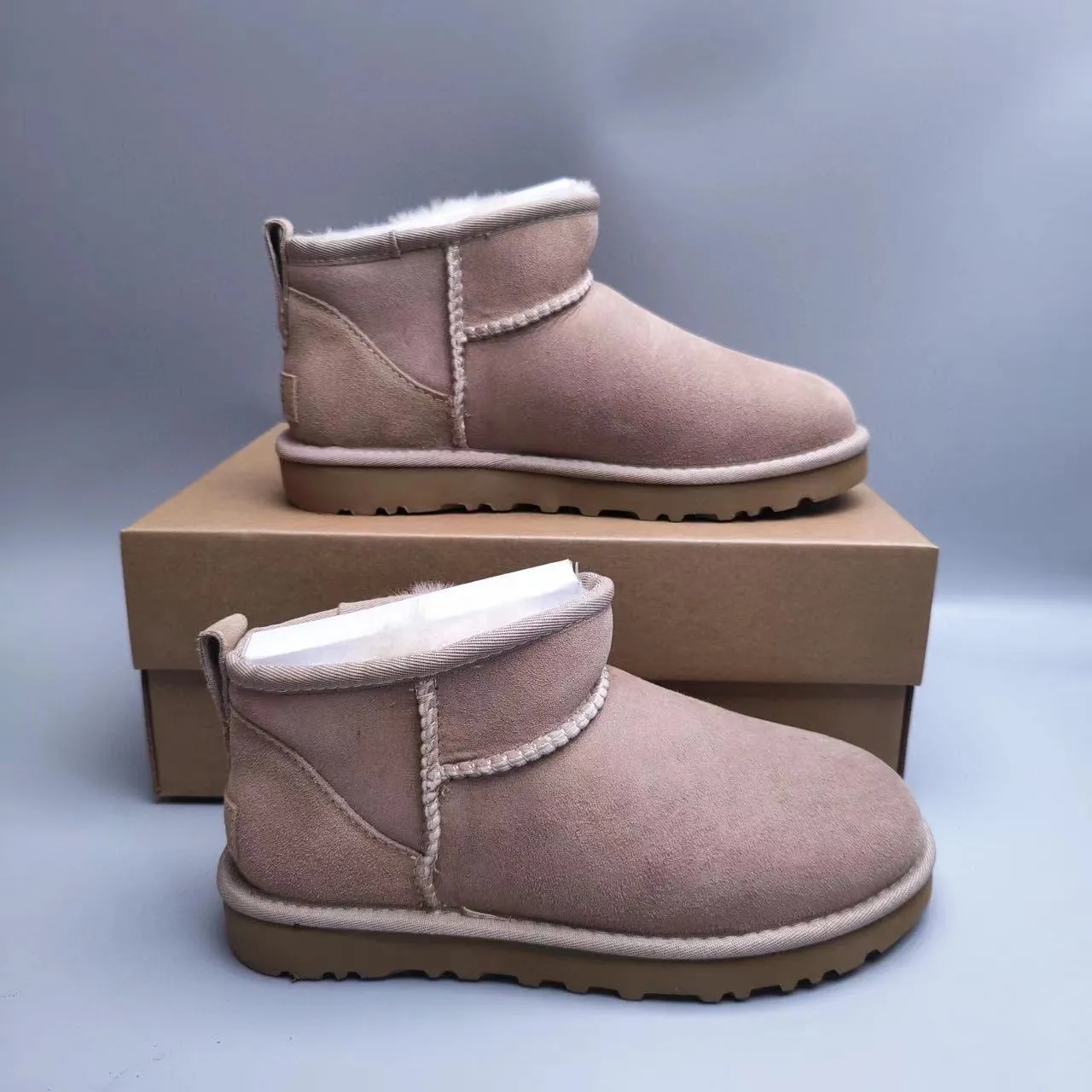 UGG क्लासिक मिनी धूलवाली गुलाबी शियरलिंग-लाइंड स्नो बूट 2