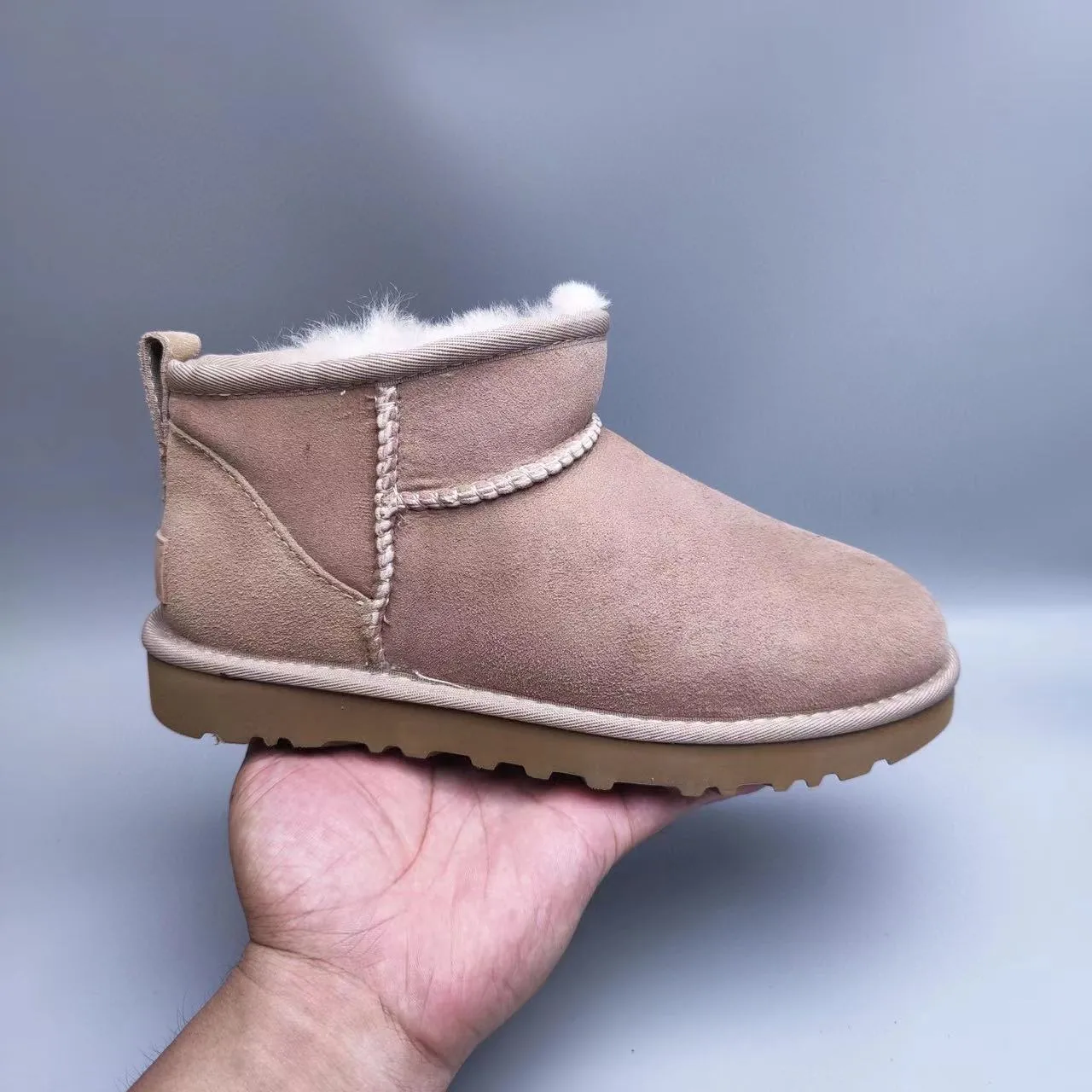 UGG क्लासिक मिनी धूलवाली गुलाबी शियरलिंग-लाइंड स्नो बूट 3