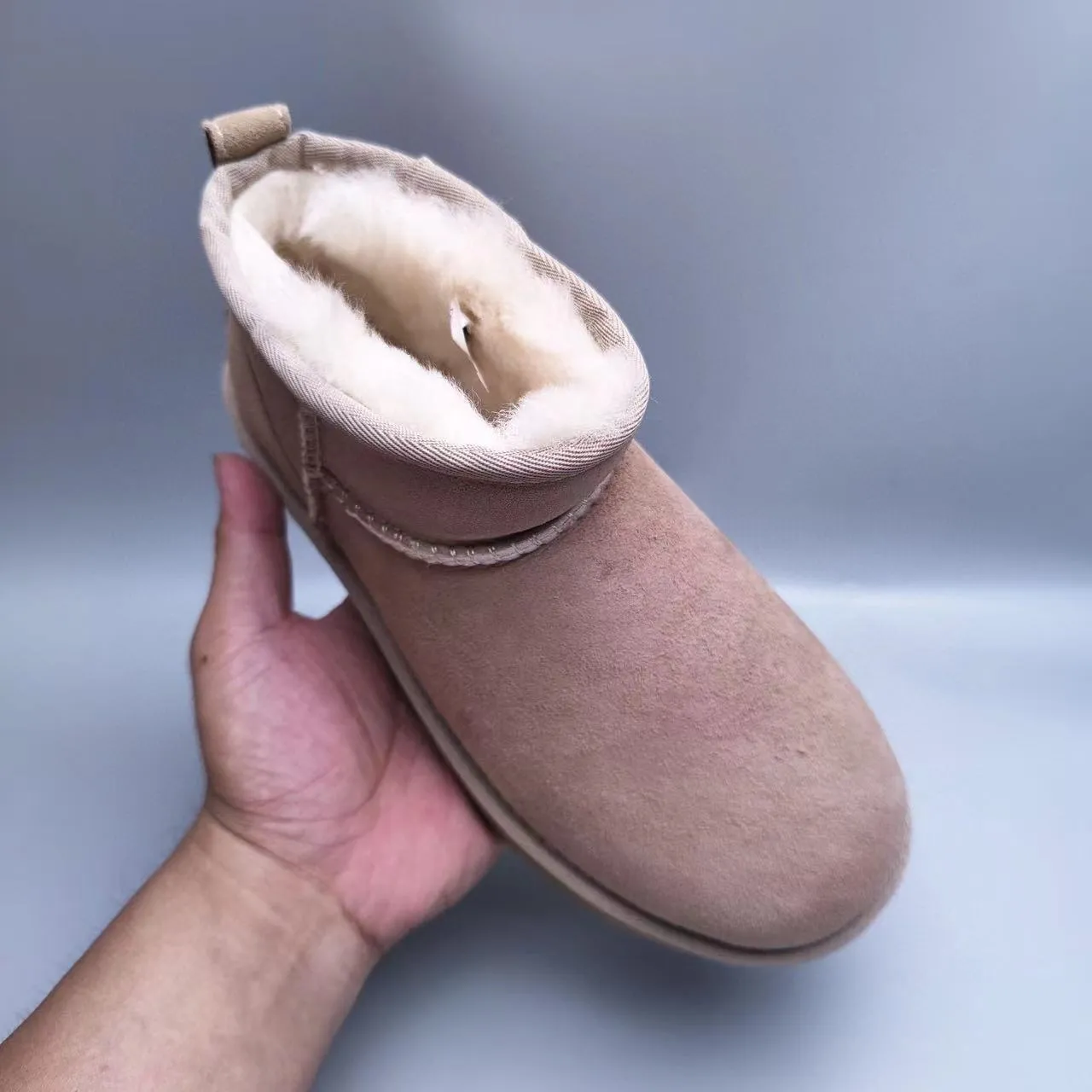 UGG क्लासिक मिनी धूलवाली गुलाबी शियरलिंग-लाइंड स्नो बूट 4