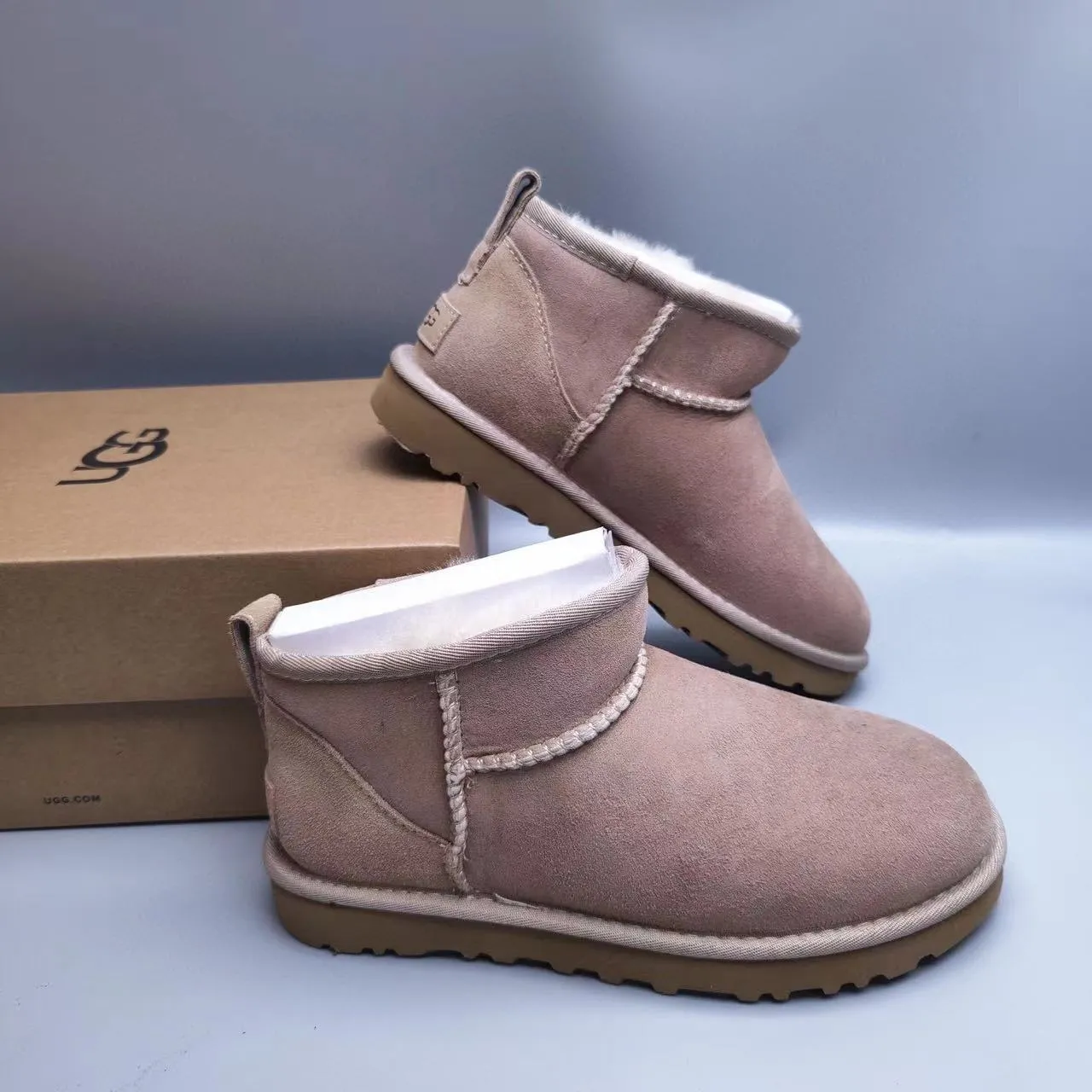 UGG क्लासिक मिनी धूलवाली गुलाबी शियरलिंग-लाइंड स्नो बूट 5