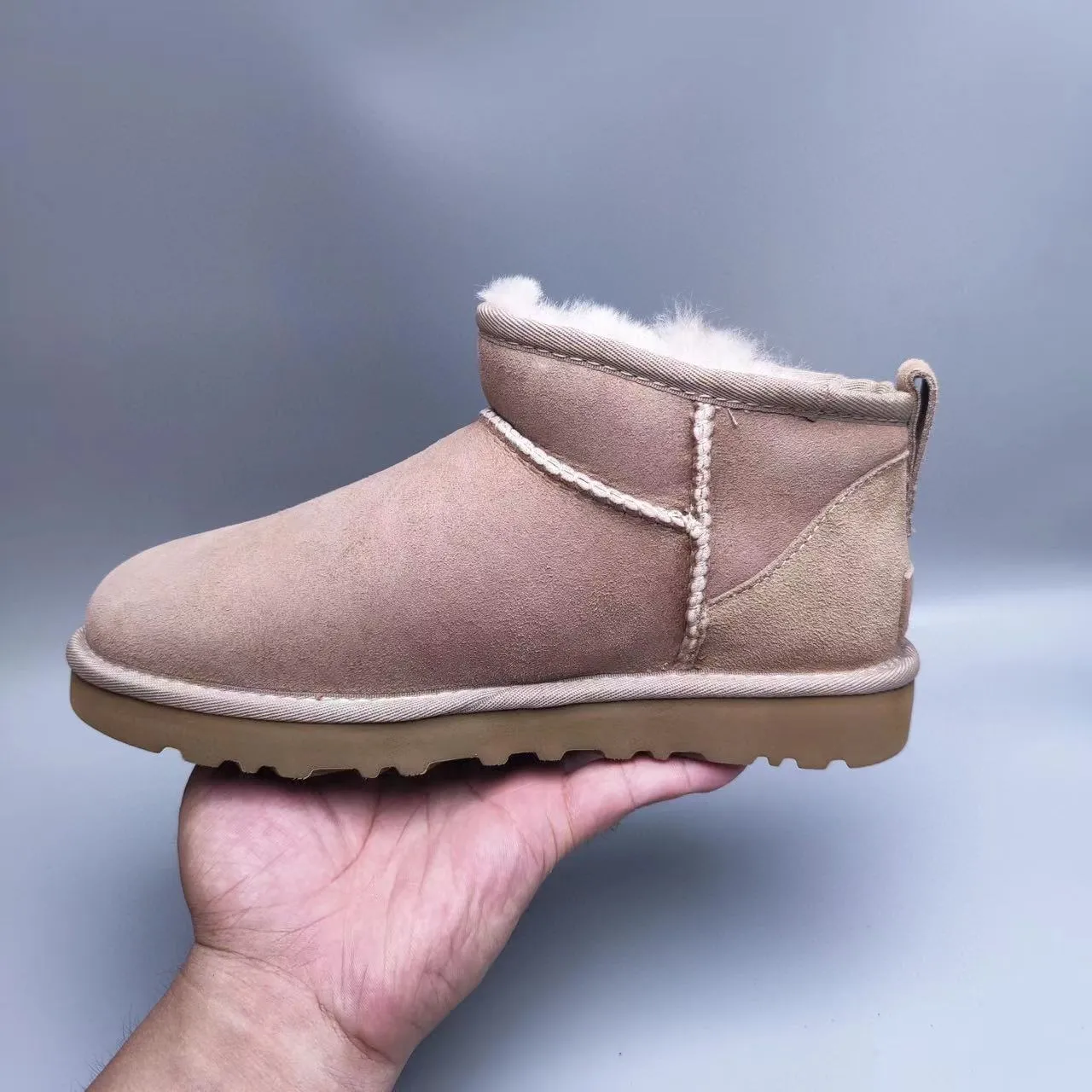 UGG क्लासिक मिनी धूलवाली गुलाबी शियरलिंग-लाइंड स्नो बूट 6