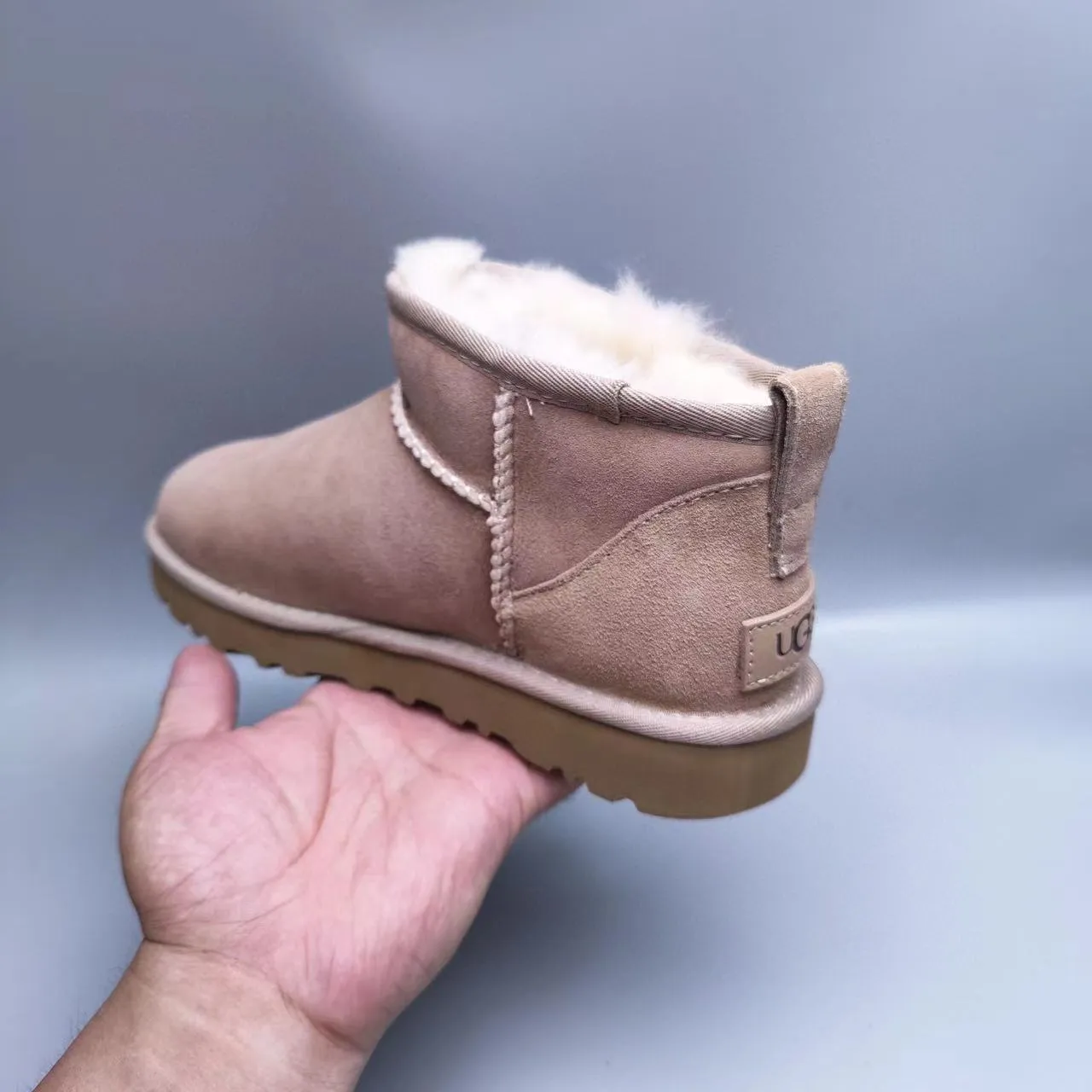 UGG क्लासिक मिनी धूलवाली गुलाबी शियरलिंग-लाइंड स्नो बूट 7