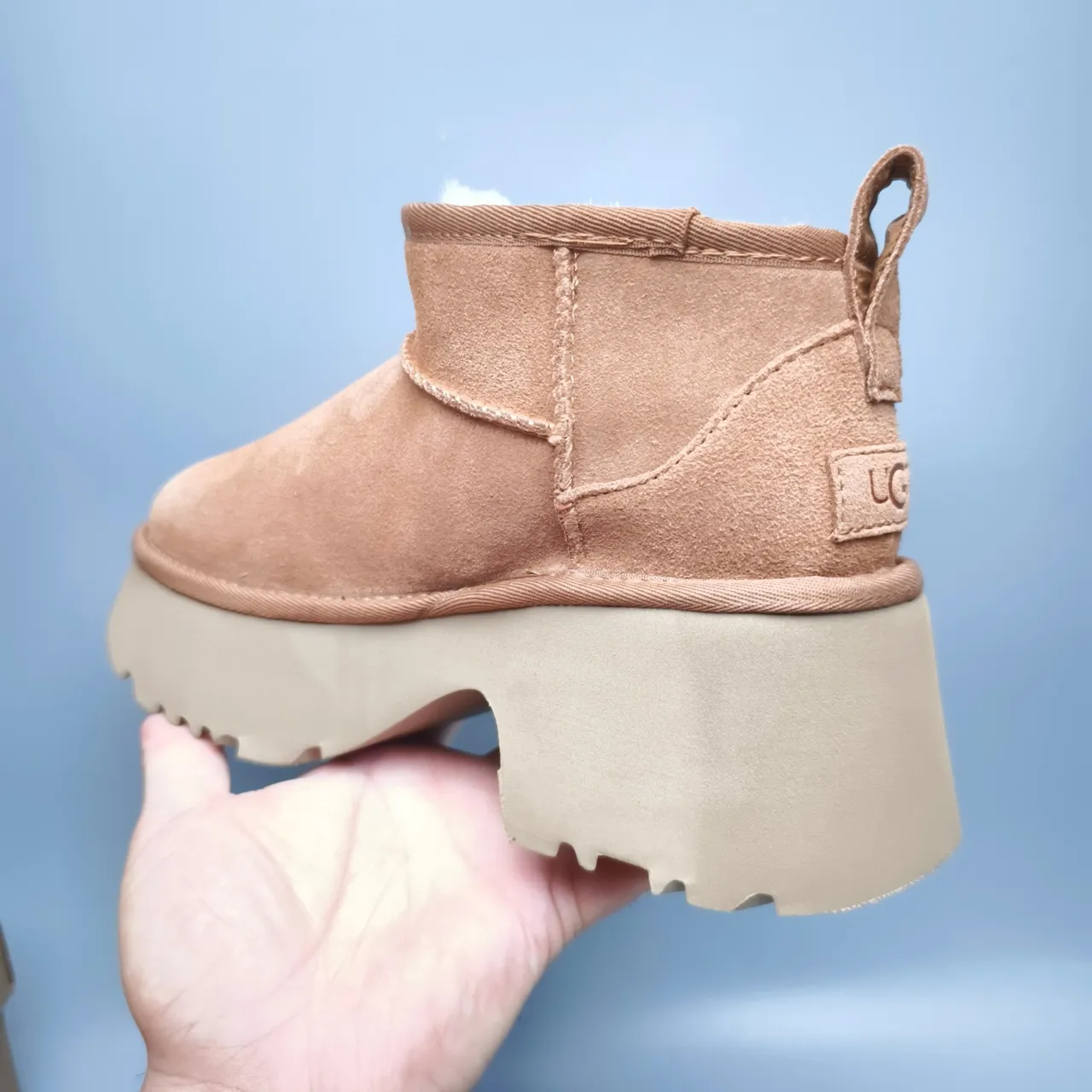 UGG经典迷你棕色麂皮羊毛里平台雪靴 4