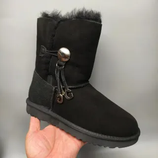 UGG क्लासिक शॉर्ट ब्लैक सूड शियरलिंग लाइन टॉगल स्नो बूट