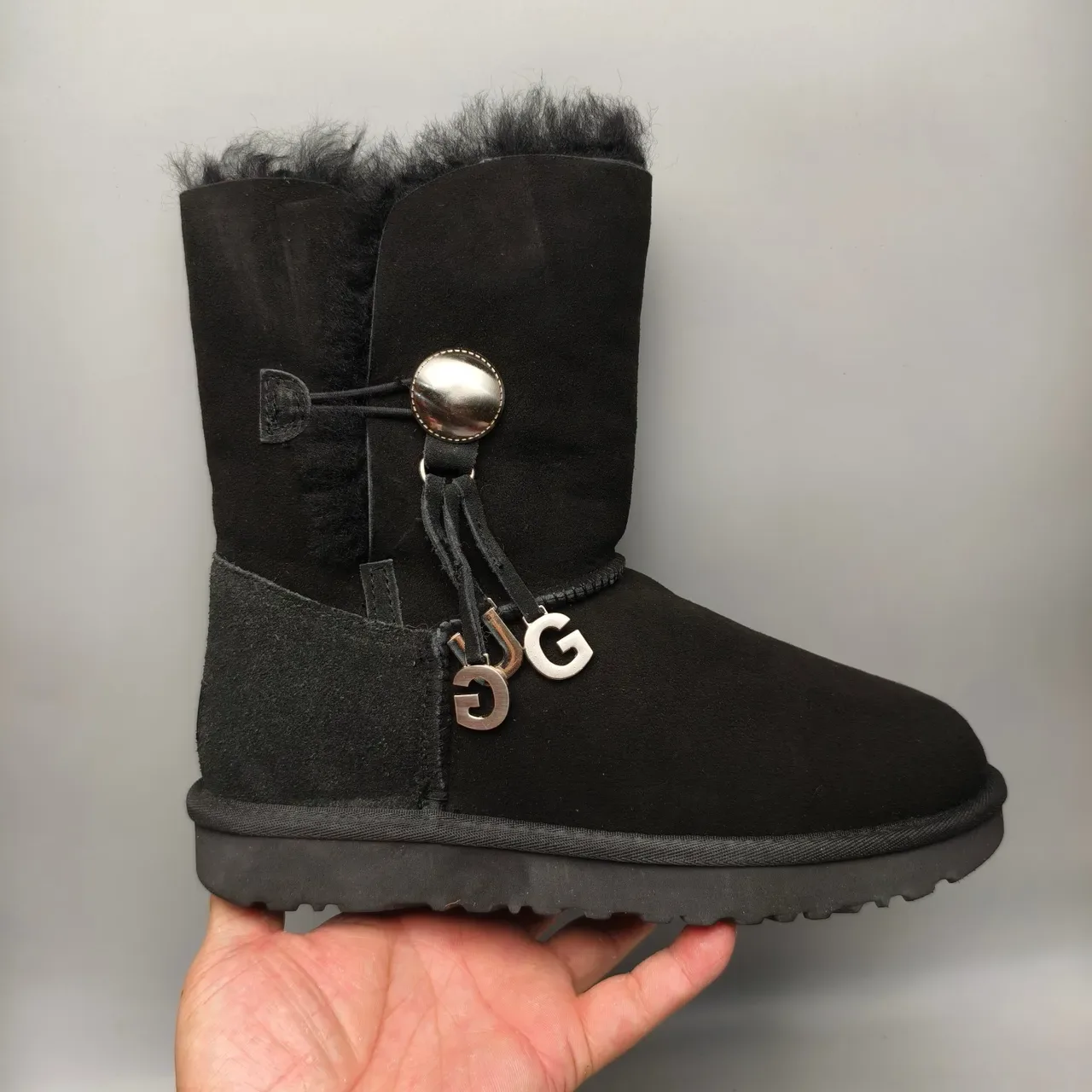 حذاء ثلجي UGG Classic Short أسود سويد مُبطن بشيرلينج مع زر التوقل 2
