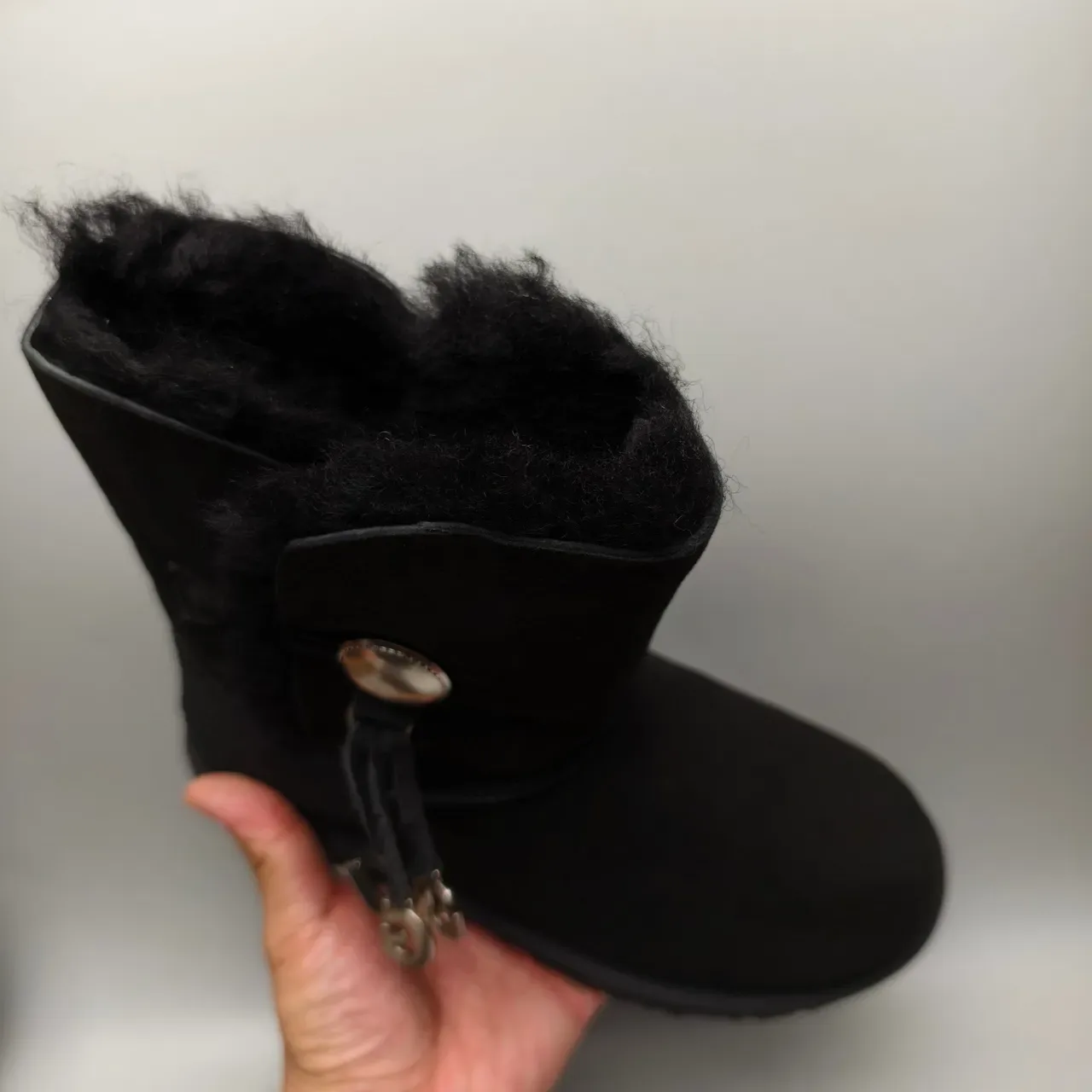 حذاء ثلجي UGG Classic Short أسود سويد مُبطن بشيرلينج مع زر التوقل 3