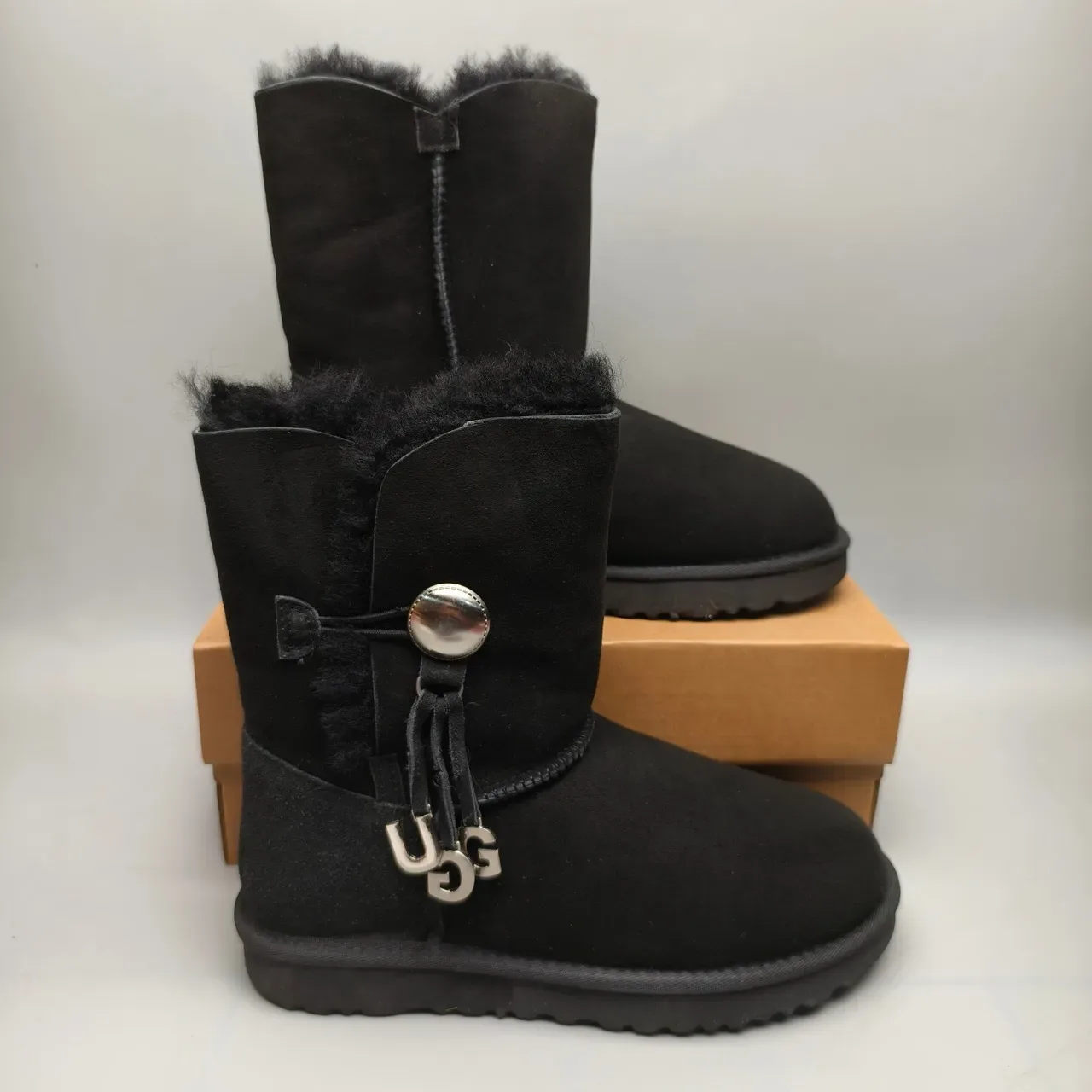 حذاء ثلجي UGG Classic Short أسود سويد مُبطن بشيرلينج مع زر التوقل 4