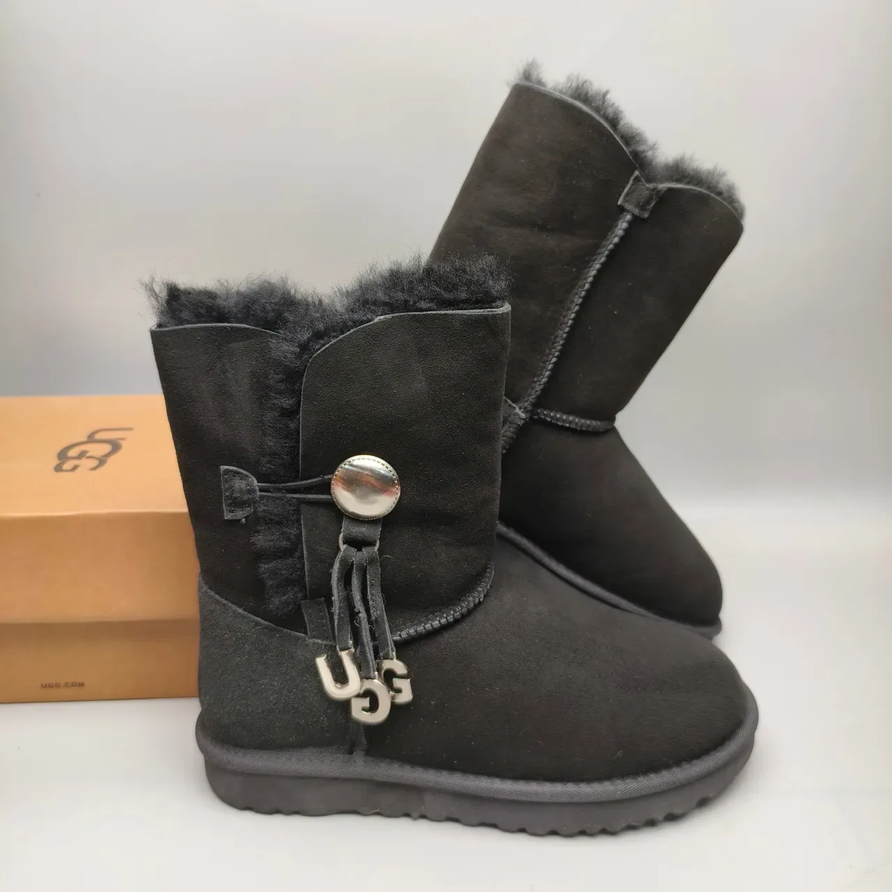 حذاء ثلجي UGG Classic Short أسود سويد مُبطن بشيرلينج مع زر التوقل 5