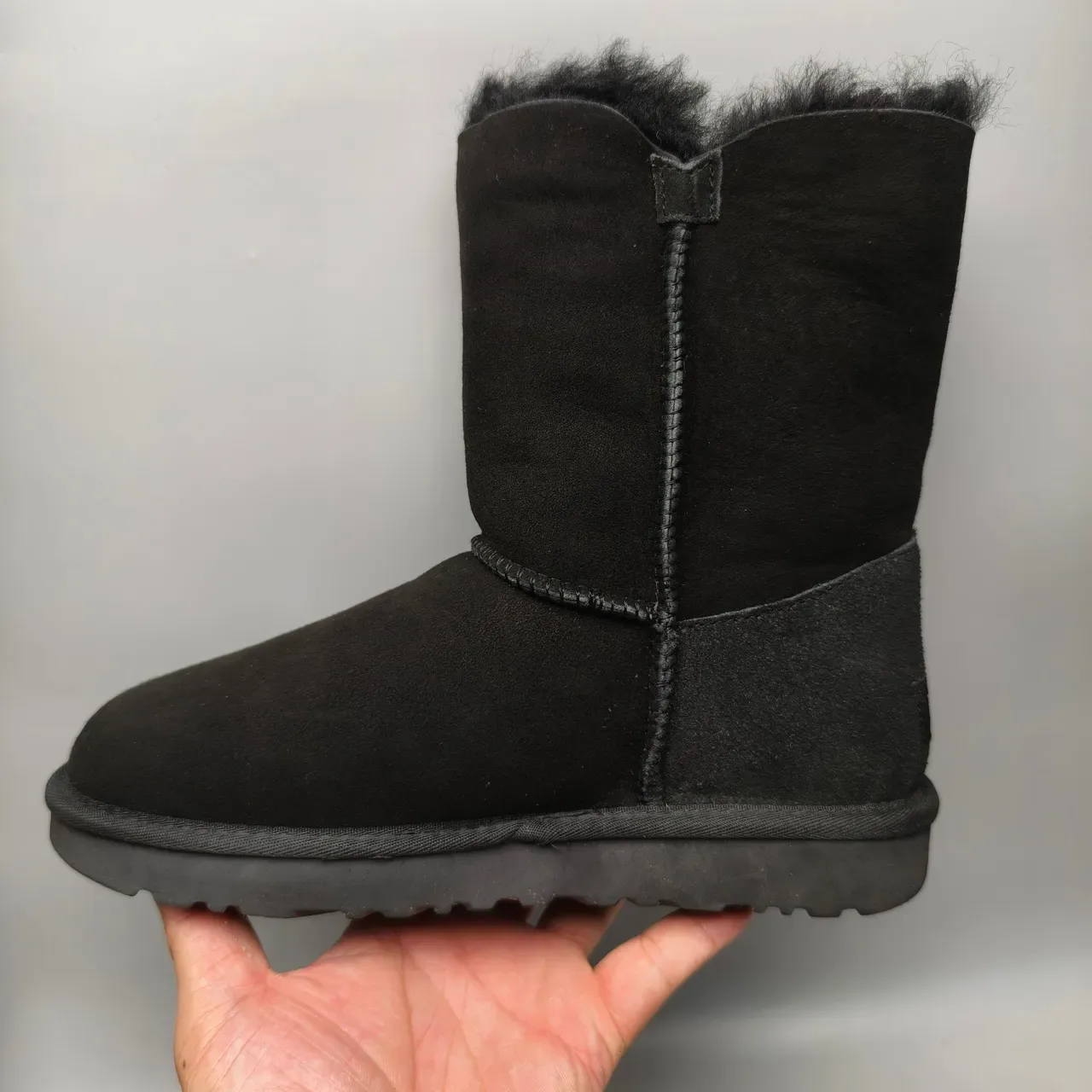 حذاء ثلجي UGG Classic Short أسود سويد مُبطن بشيرلينج مع زر التوقل 6