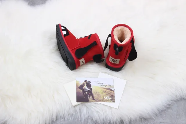 UGG 红色黑色角色脸毛衬里雪靴 2