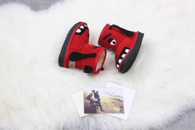 UGG 红色黑色角色脸毛衬里雪靴 3
