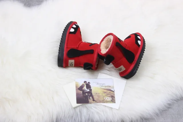 UGG 红色黑色角色脸毛衬里雪靴 4
