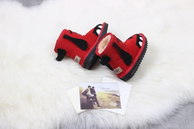 UGG 红色黑色角色脸毛衬里雪靴 5