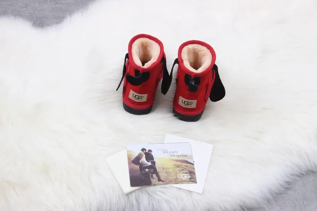 UGG 红色黑色角色脸毛衬里雪靴 6
