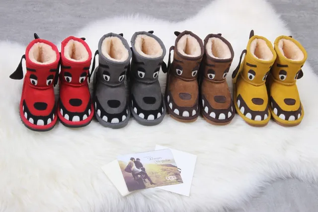UGG 红色黑色角色脸毛衬里雪靴 8