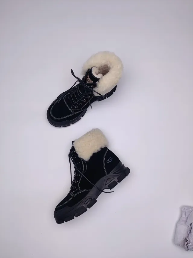 UGG শিয়ারলিং-কাফড লেস-আপ চাংকি সোল স্নো বুট 3