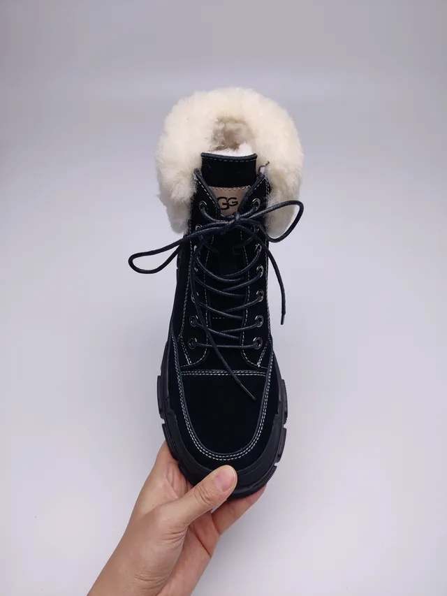 UGG শিয়ারলিং-কাফড লেস-আপ চাংকি সোল স্নো বুট 6
