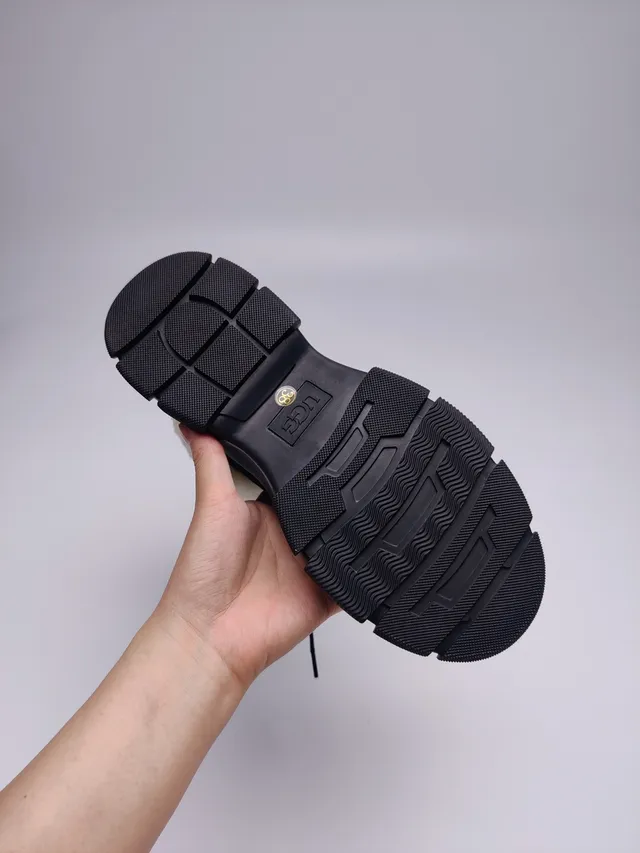 UGG শিয়ারলিং-কাফড লেস-আপ চাংকি সোল স্নো বুট 7