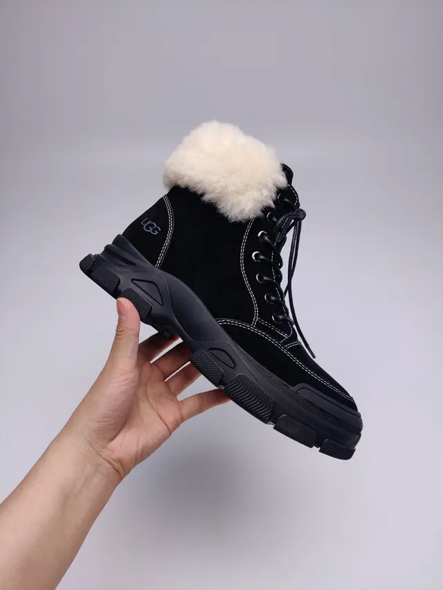 UGG শিয়ারলিং-কাফড লেস-আপ চাংকি সোল স্নো বুট 8