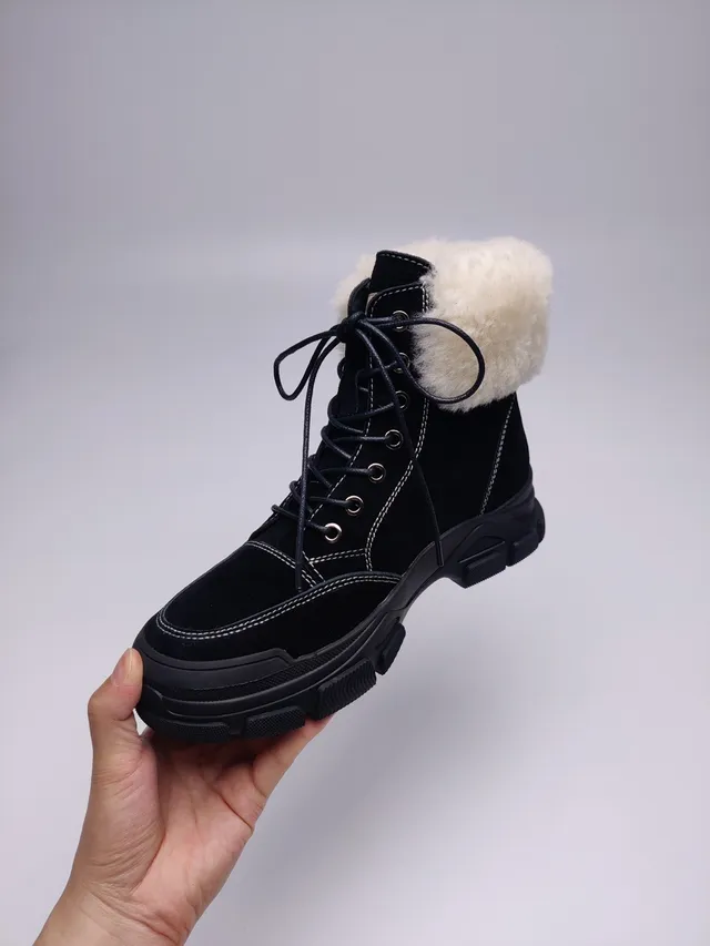 UGG শিয়ারলিং-কাফড লেস-আপ চাংকি সোল স্নো বুট 9
