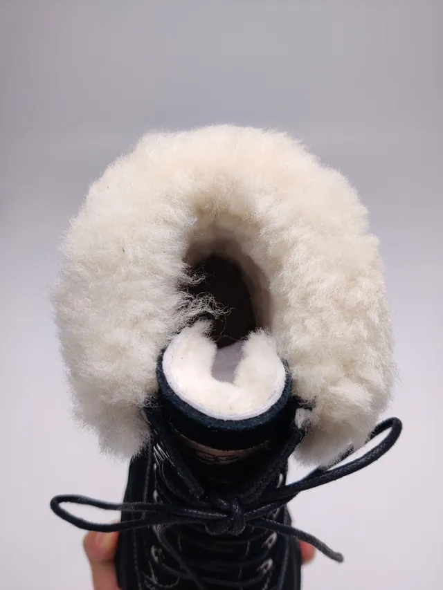 UGG শিয়ারলিং-কাফড লেস-আপ চাংকি সোল স্নো বুট 10