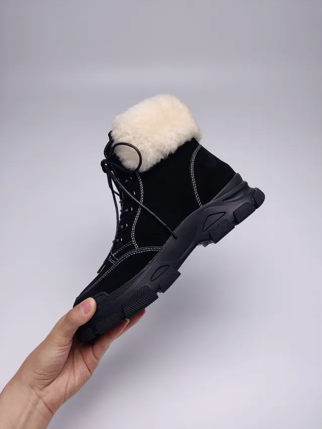 UGG শিয়ারলিং-কাফড লেস-আপ চাংকি সোল স্নো বুট 11
