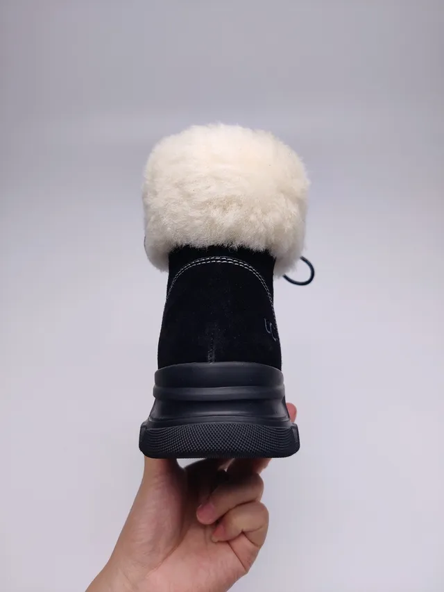 UGG শিয়ারলিং-কাফড লেস-আপ চাংকি সোল স্নো বুট 12