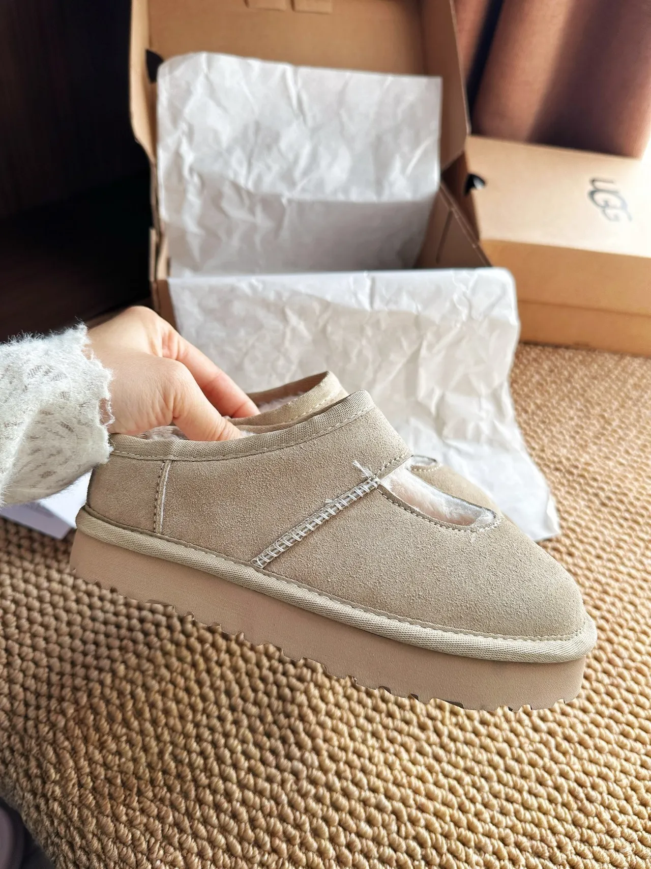 UGG Tasman 黑色米色 Suede Upper Shearling-Lined Mary Jane 鞋 21
