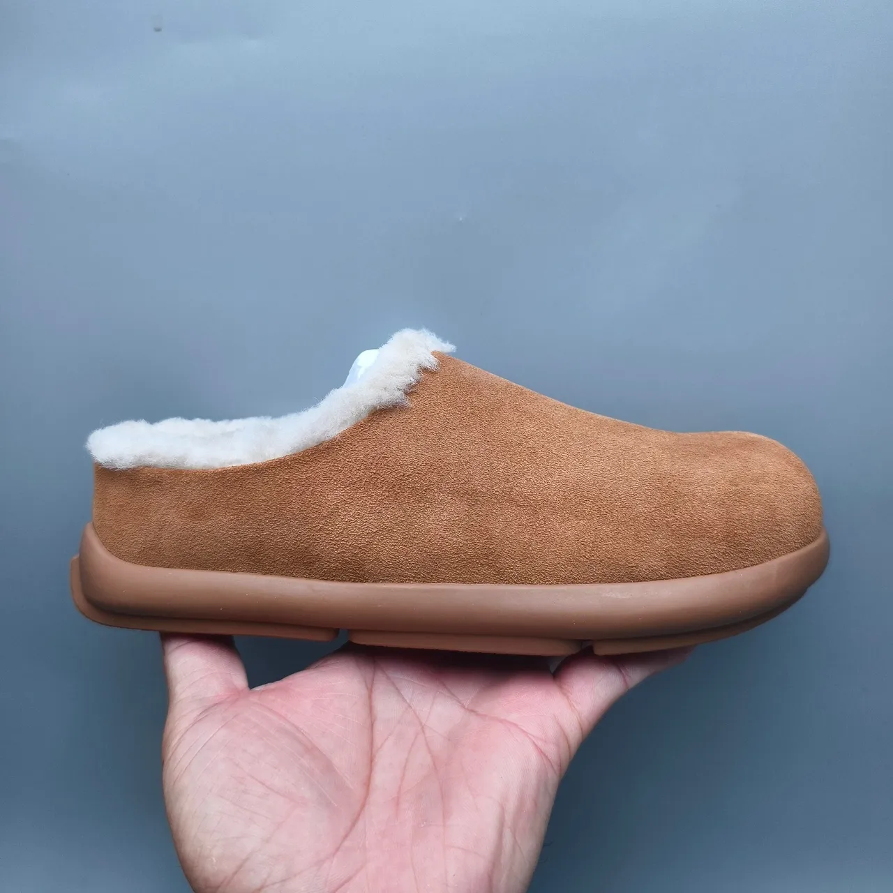 UGG Tasman বাদামি সুয়েড শিয়ারলিং লাইন্ড স্লিপার 2