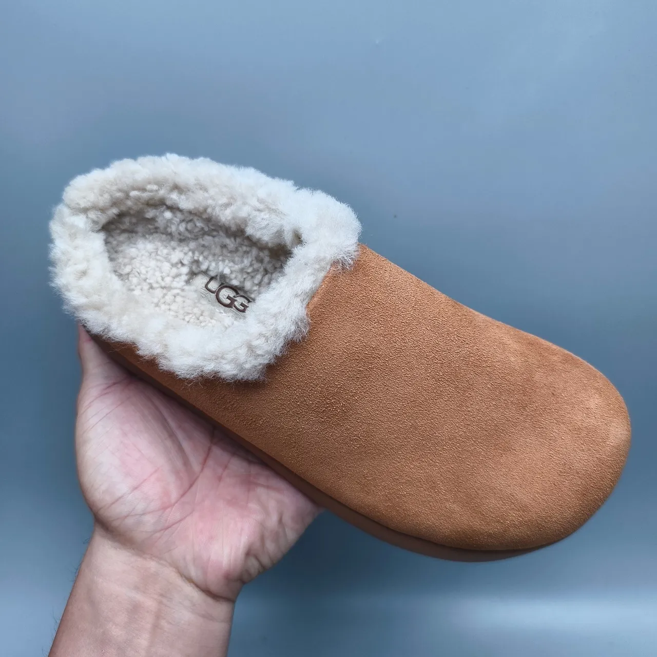 UGG Tasman বাদামি সুয়েড শিয়ারলিং লাইন্ড স্লিপার 3