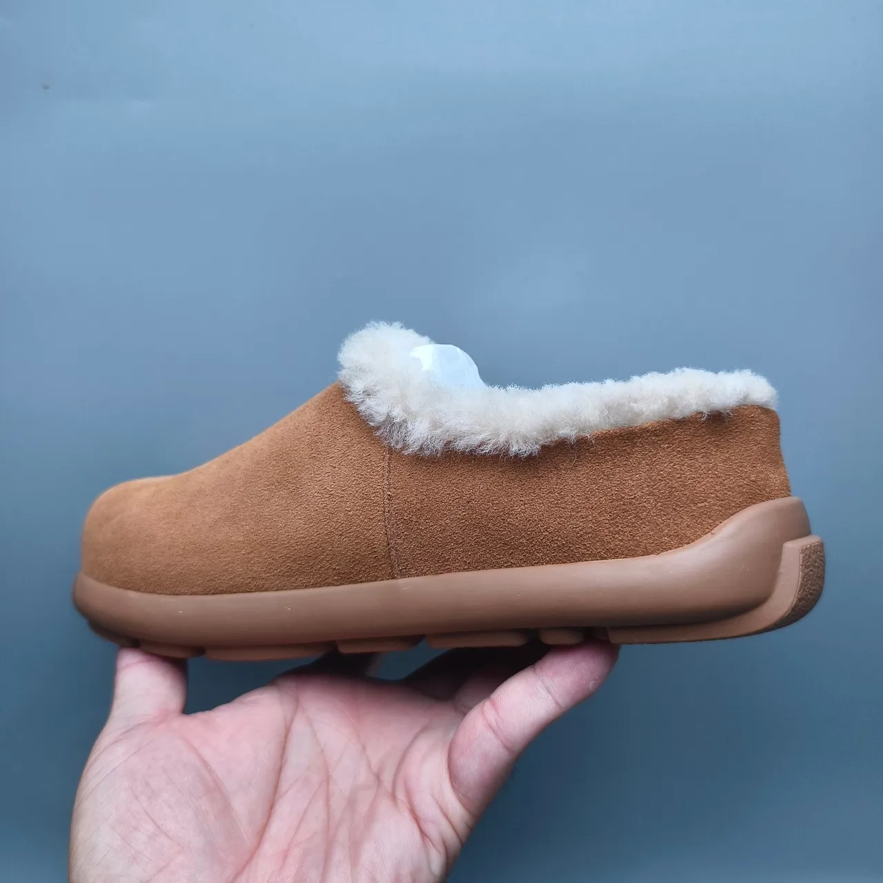 UGG Tasman বাদামি সুয়েড শিয়ারলিং লাইন্ড স্লিপার 4